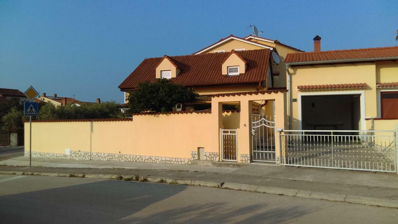 Holiday Home "Mala Kuca " With Heated Pool Pula Exterior photo